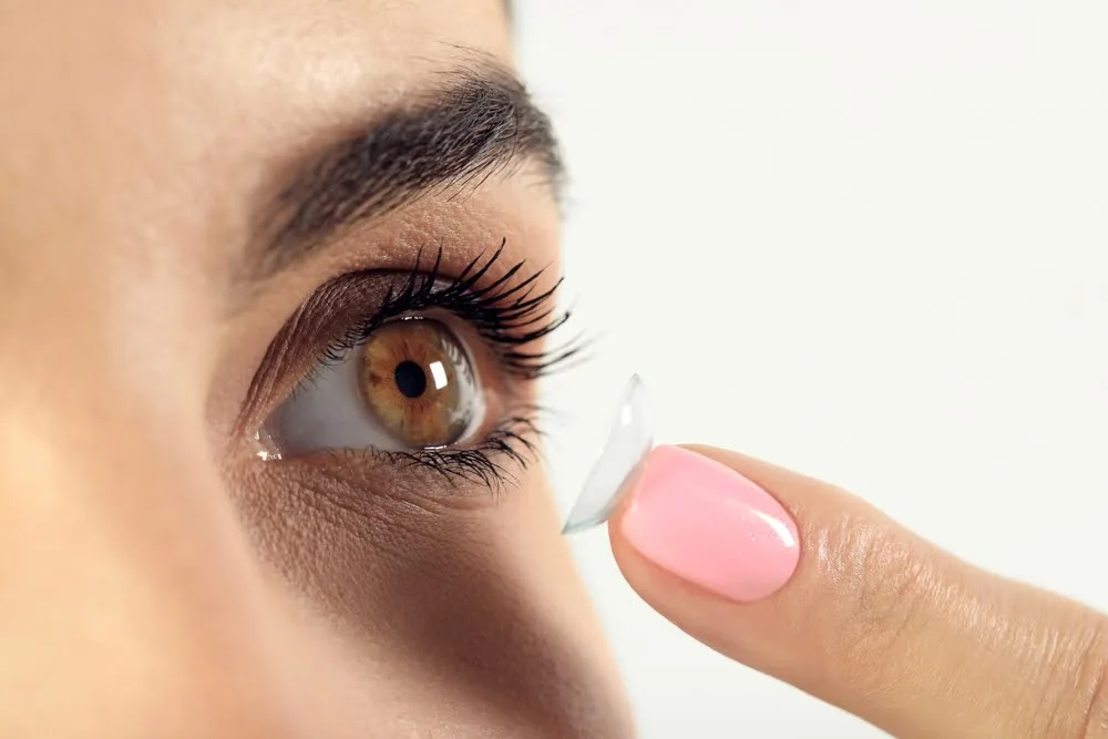 Avantajele lentilelor de contact lunare